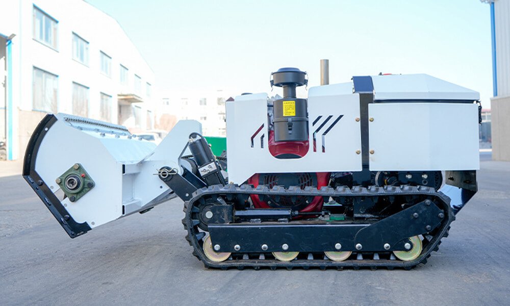 GKK100C Remote Control Flail Mower Remote Control Range Of Up To 200 Meters