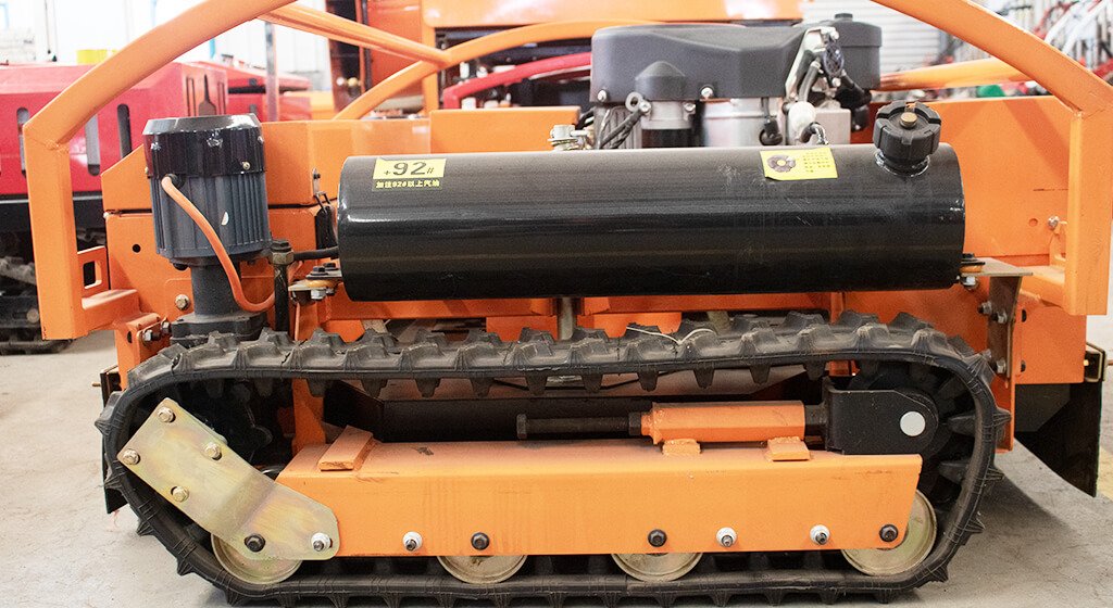 Chinese Remote Control Lawn Mowers Inspect tracks and wheels